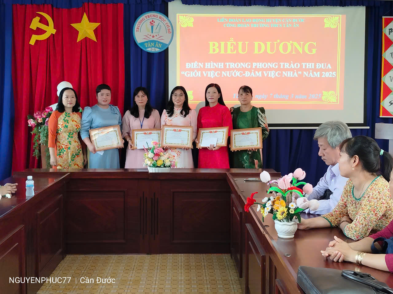 BIỂU DƯƠNG THÀNH TÍCH TIÊU BIỂU PHONG TRÀO "GIỎI VIỆC NƯỚC - ĐẢM VIỆC NHÀ"